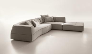 “Bend-Sofa系列”由Patricia Urquiola为B&B Italia设计的“Bend”曲线沙发挑战传统概念，用3D模型和数字曲线勾勒出沙发新形态，且兼具功能舒适性。这款沙发上柔软的曲线打破了大部分沙发中规规矩矩大体块的感觉，在增加了沙发的柔美感的同时又不影响其舒适性。波澜起伏的线面转折犹如现代风格的立体软雕塑。