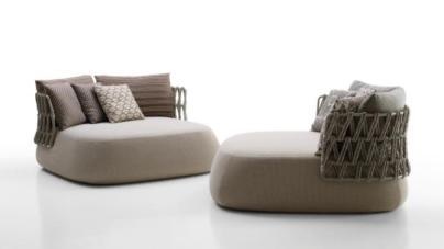 “Fat-Sofa Outdoor系列”由Patricia Urquiola全新设计，其特点是一个全新的交错设计。与完全填充座椅，伴随着原编织金属框架靠背的支撑，创造了丰满和空虚的矛盾美。大镂空编织图案是由托尔托拉扭曲聚乙烯纤维组成，其设计独特，通透便是这款沙发的独特的想法，设计师提出了家具在一个开放的空间与周围的环境相互“对话”。