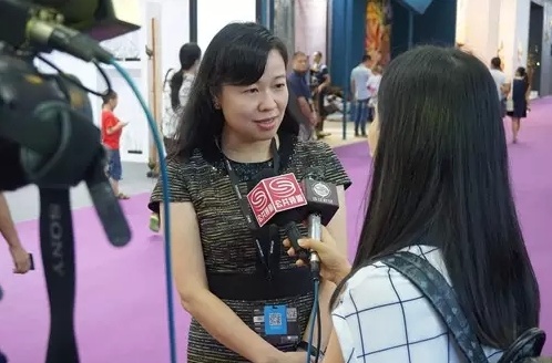 深圳市家具行业协会秘书长洪小惠接受媒体采访