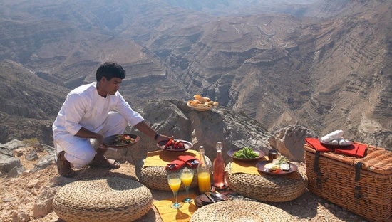 山顶用餐：身边是悬崖绝壁，眼前是各色美食，真是无与伦比的用餐体验。