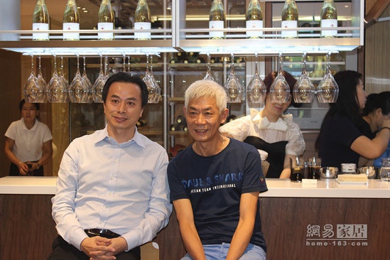 迪信家具董事长梁少禧先生（右）与好百年集团董事长兼总裁韩茂胜先生（左）