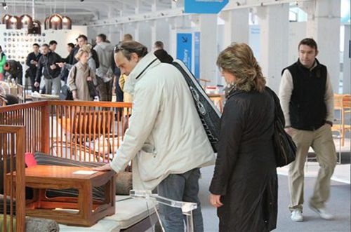 米兰国际展上，国外消费者在欣赏”罗汉床“