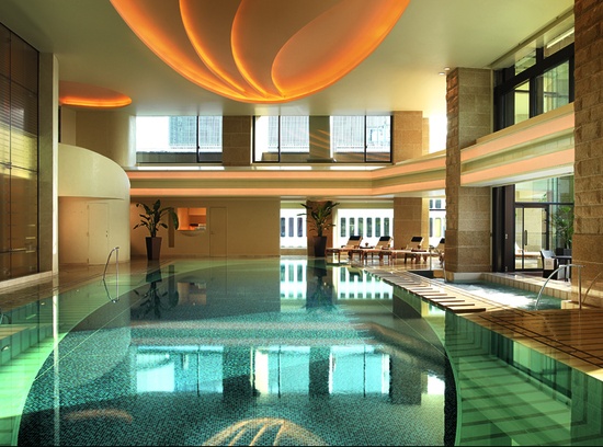 晶莹剔透的游泳池，让客人在宁静的环境中尽情畅泳