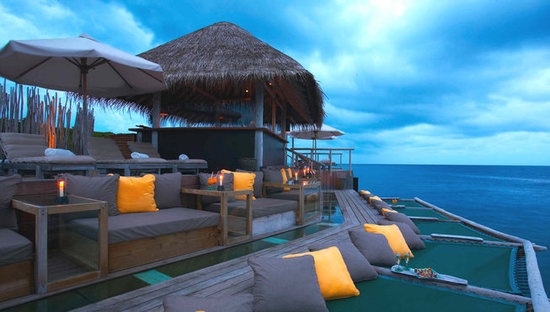 建筑在水上码头的伸向大海的海景酒吧，从太阳升起到太阳落山都能在这里网状式的蹦床上享受悠闲时光。