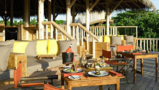 花园餐厅，木质的桌椅更添的原始自然的气息