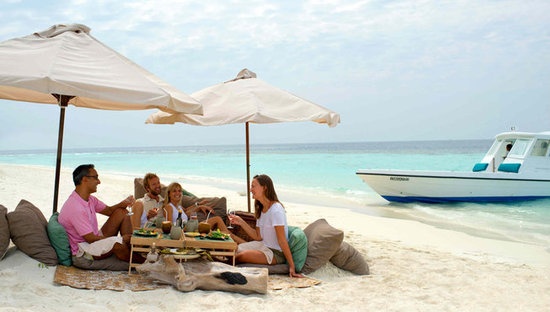 在沙滩岛上享受鲁滨逊漂流记式的野餐。