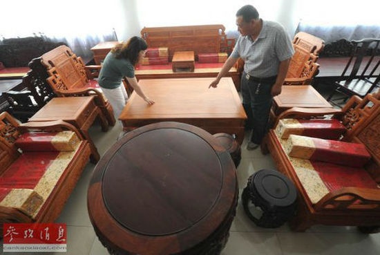 中国顾客在选购红木家具