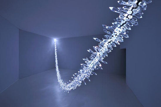 装置艺术： 施华洛世奇水晶宫的火花：光通过晶体线的一端到另一端，像一颗彗星