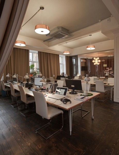 开放式办公空间将古典吊灯、复古台灯和现代风的桌椅并置