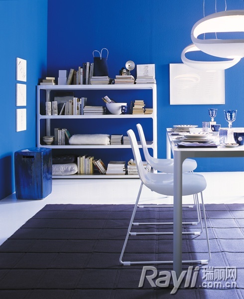 未来感十足的餐厅：白色餐椅吊灯+蓝色墙面