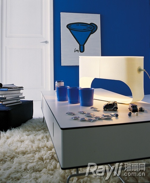趣味又有未来感的起居室：自由造型的白色台灯+蓝色点缀