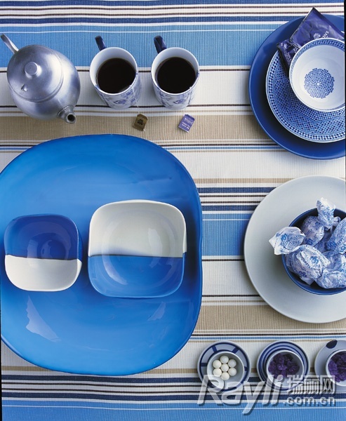 蓝白几何图案的餐具餐布丰富层次美感
