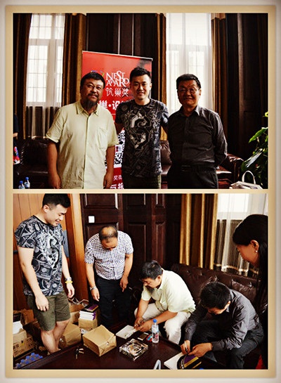  两位教授为当天过生日的天津设计师蒋罡签名赠书