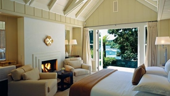 酒店客房——尽可能简单的设计，让你把更多精力放在窗外美景之中。
