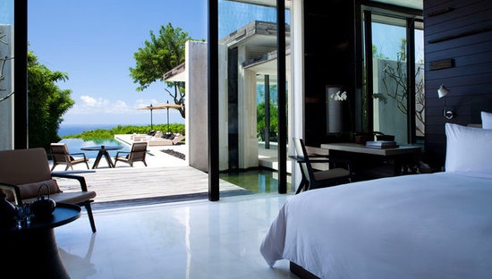三卧室泳池别墅室内景观——旨在为客人提供最奢华的巴厘岛别墅，悬崖泳池套间采用了敞开式的设计。