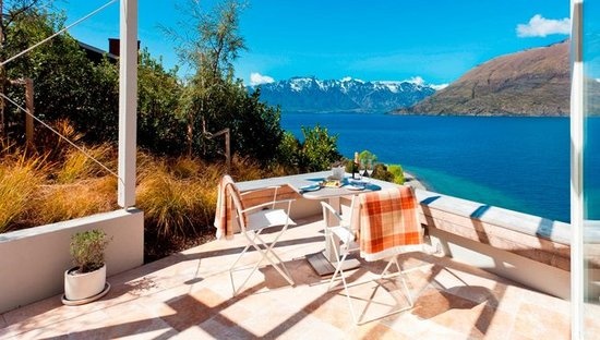 玛塔考瑞精品度假屋位于新西兰皇后镇，依偎在静谧的瓦卡蒂普湖湖畔，坐拥卓越山脉群山景致