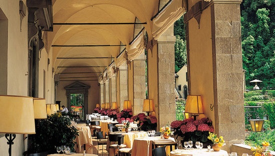坐落在悬崖峭壁之上的餐厅，是将佛罗伦萨城连同阿诺河谷这一文艺复兴的摇篮尽收眼底的绝佳地点