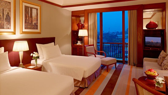 察殿酒店的典雅客房装修风格精致，配以实木家具，处处彰显不凡气势。