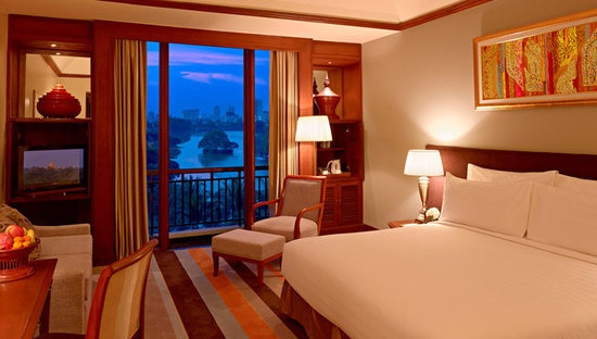 酒店拥有303间风格奢华高雅的房间，其中包含37间尊贵套房。