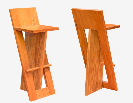 arquitetos associados建筑事务所还负责设计方案中的松木吧台凳子