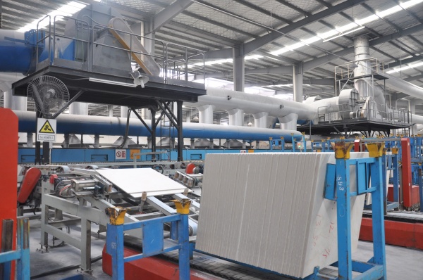 东鹏清远工厂已完成自动化改造的生产线现场