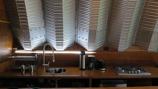 开放厨房融合了金属和木头材质