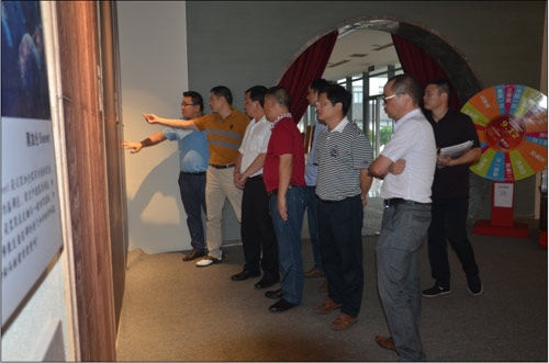 南星家居董事长徐伟先生带领鹿寨县的领导参观产品展厅
