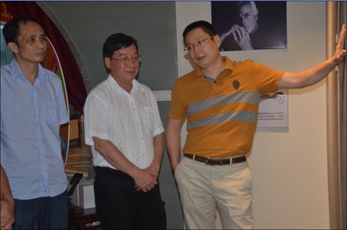 南星家居董事长徐伟先生为鹿寨县领导讲解文化产品的来源