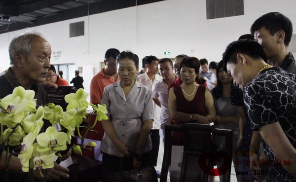 故宫修复专家王秀林老师（左一）亲临现场独家传授“红木家具选购经”，吸引了众多消费者围观 
