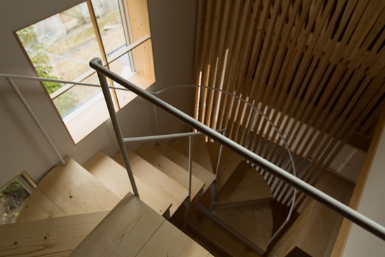 一部木质楼梯连接住宅的上下两层 