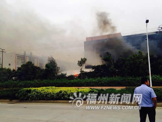 福州长乐上万平米家具厂昨日大火 烧了7小时