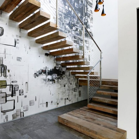 配合悬空木质楼梯的是充满工业气息的壁纸