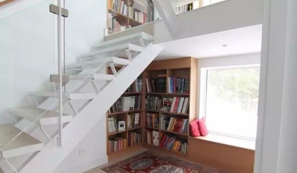 犄角空间如何利用？楼梯犄角改造亮瞎了！