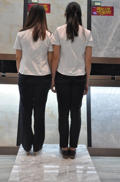 两名成年女子共同站在架空的罗马宝石瓷砖上