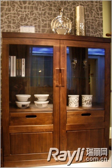 百强黑森林组合厅柜的饰品柜，饰品柜采用对称的双开玻璃门设计。