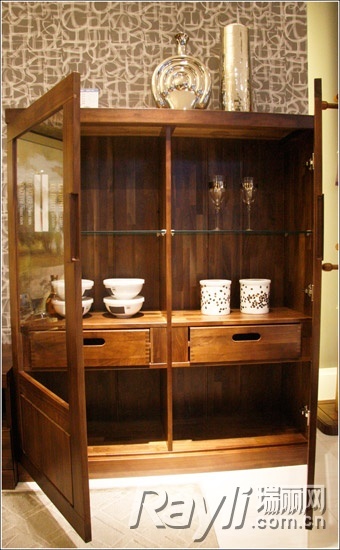 百强黑森林组合厅柜饰品柜采用对称的双开玻璃门设计