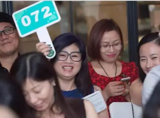 【一步行·陪伴——慈善义拍】爱心接力2015上海站收官 传递设计师的温度