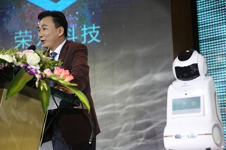 湖南荣乐科技有限公司董事长兼总经理钟菊成在发布会上发表讲话