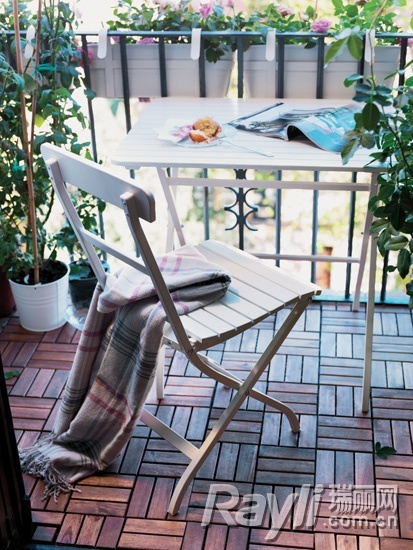 绿植+折叠桌椅 小阳台好赏月