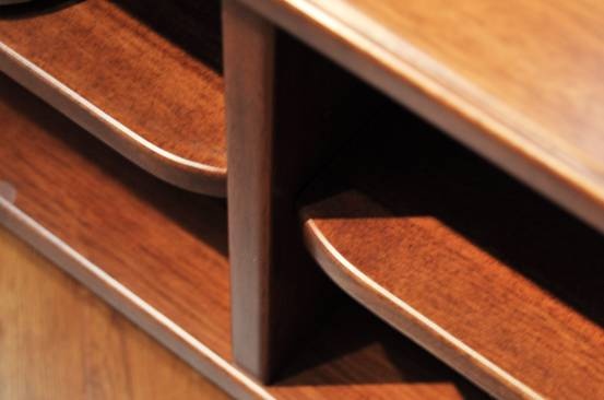 弧形元素在整个柜体中无处不在，使得原本刻板的木头变的更加有层次感。