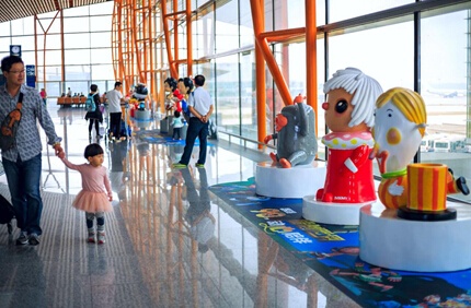 最繁忙的美术馆——巨幅孙悟空亮相首都机场国漫90周年艺术展