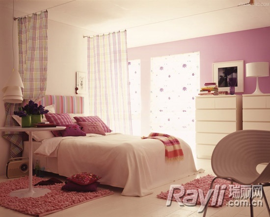 粉色地毯+粉色盖毯+分色靠包 层次丰富的甜美感卧室