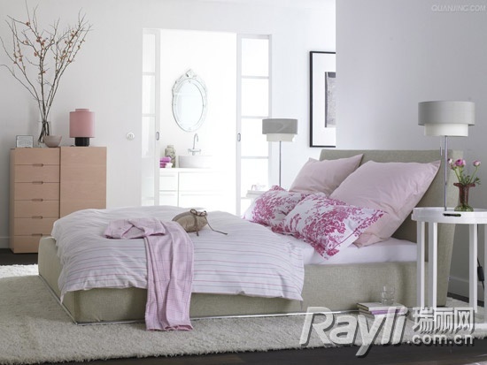 粉色靠包点睛白色调卧室，营造不张扬的浪漫