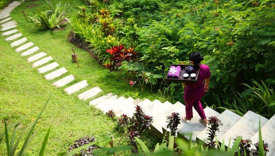 Ayung Spa设置了3个凉亭理疗室，它们被翠绿的花园环绕其中，凉亭理疗室完全用巴厘当地的建筑材料搭建而成。