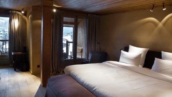 卧室包含一个俯瞰山谷的阳台及设备齐全的浴室。