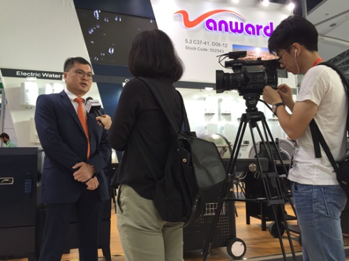 央视新闻频道记者在秋交会现场访问杨颂文副总裁