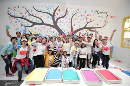 学生代表和立邦、陶氏志愿者们将自己的手掌蘸上立邦涂料，印在绘有大树枝干的墙面上，形成五彩斑斓的“希望之树”