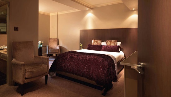 酒店客房，宽敞的屋内使用空间，舒适的大床。
