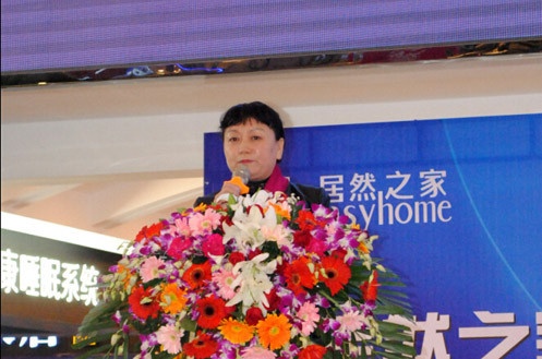 太原市家政服务协会副会长王珍娥女士讲话
