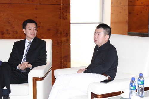 东易日盛执行总裁毛智慧（左）、天猫家装事业部总经理微渺接受记者采访